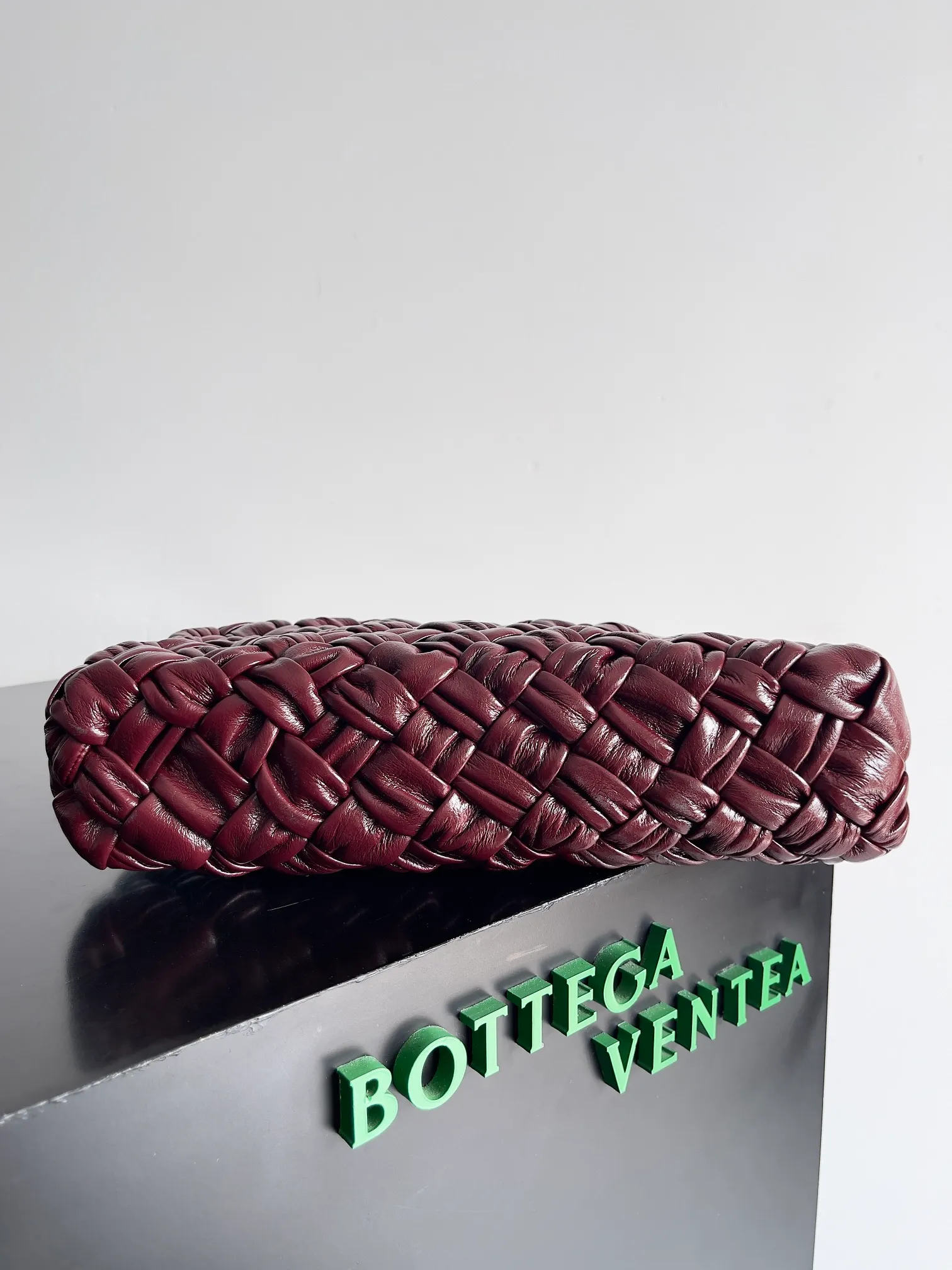 Batch 2560 BottegaVeneta's latest Kalimero cha cha fashionable chacha woven handbag, a solid product! This is really not easy to make. The oil-waxed cowhide used requires craftsmen with more than 10 years of experience to produce the effect. The hand-knitting process is very difficult and time-consuming. It is a very heavy-duty product. It has a unique texture and is worth buying. The length of the shoulder straps is also perfectly adjustable. Style number: 785780 Size: 28.5*15*6cm